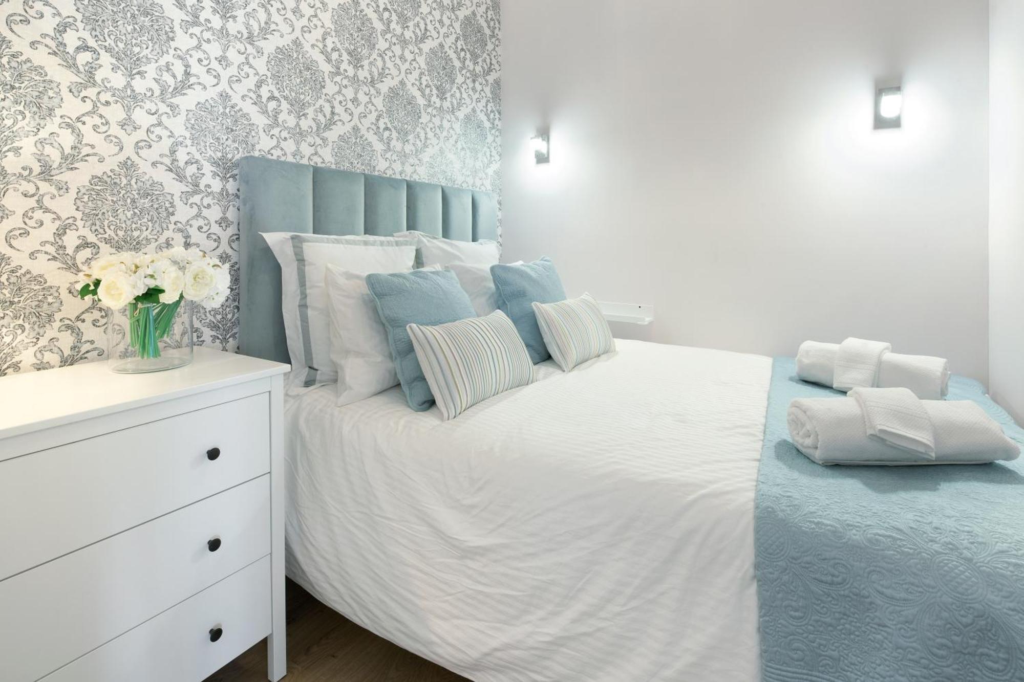 Apartment Charming Bright In