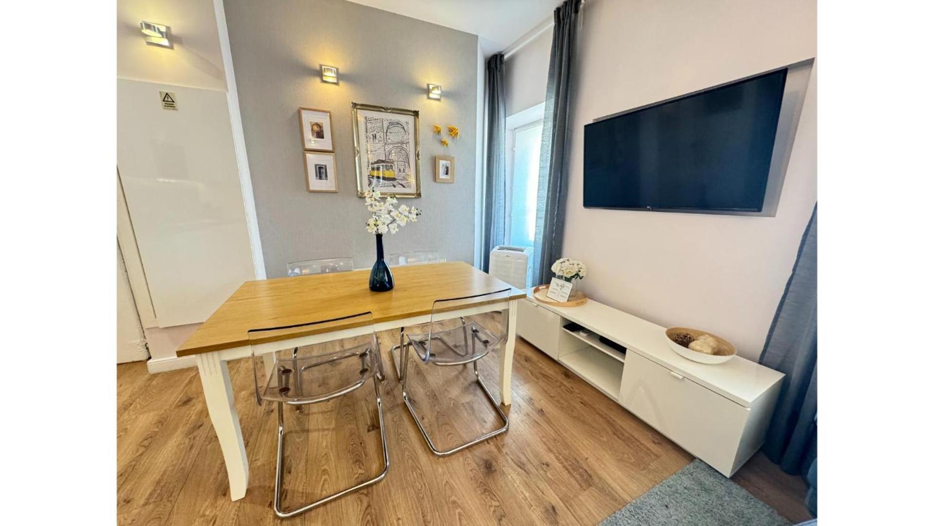 Charming Bright In Apartment