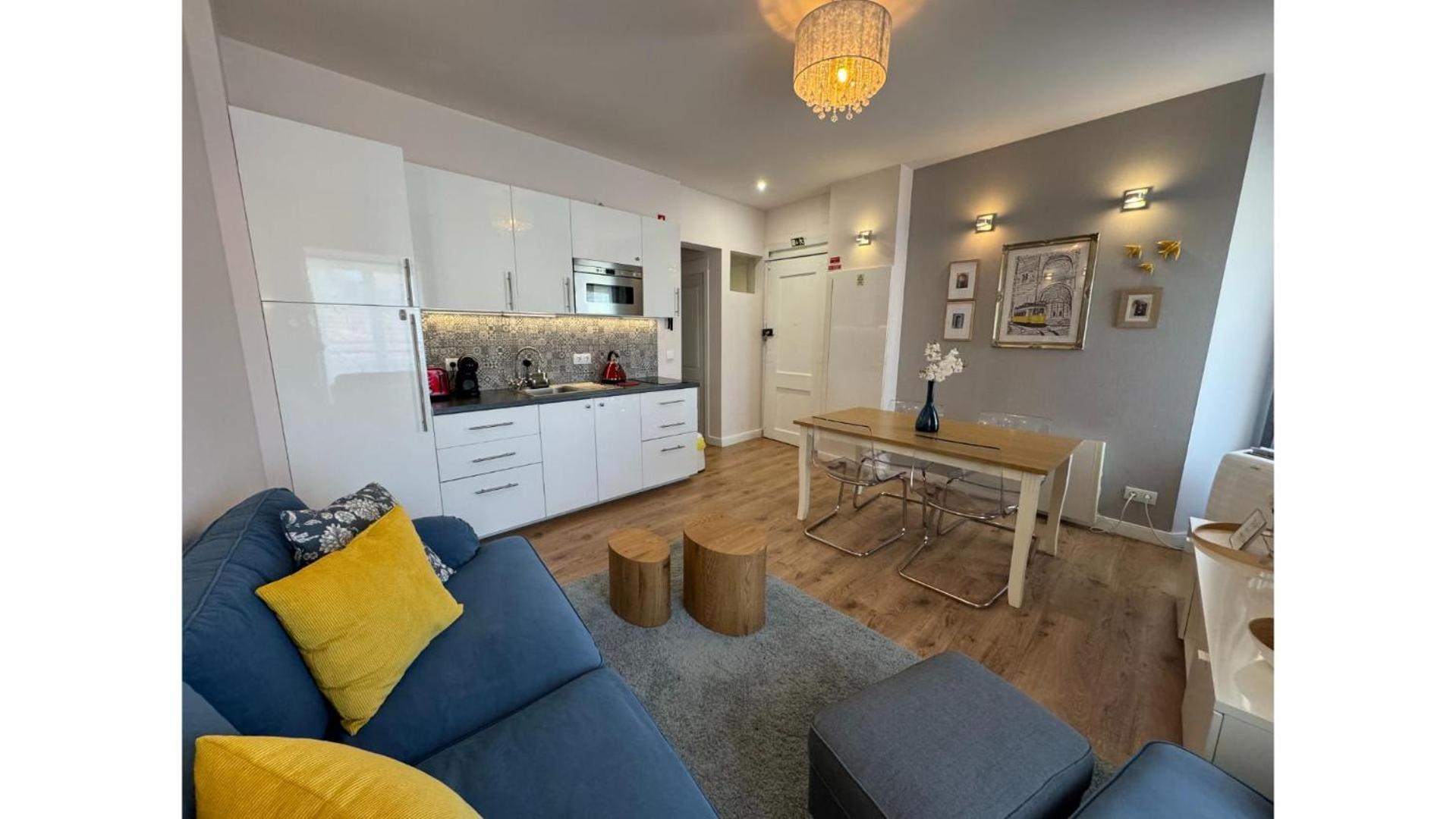 Apartment Charming Bright In