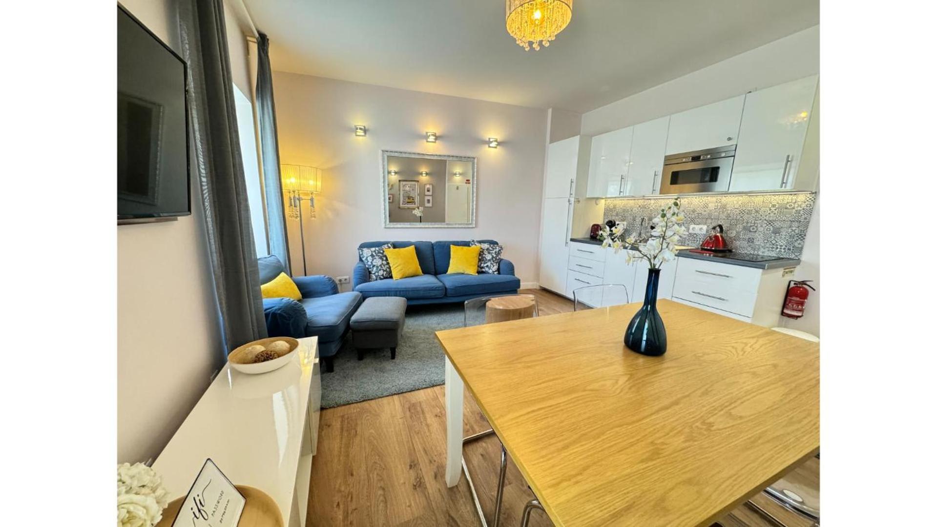 Charming Bright In Apartment *